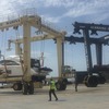 Специализированный кран для подъема судов доковым весом до 250 тонн успешно справляется с поставленными задачами – обеспечение безопасного и оперативного подъема коммерческих судов и яхт на территории судоверфи Алексино.